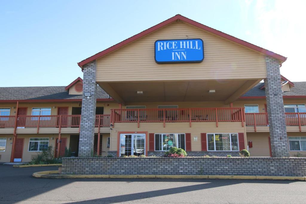 a ridge hill inn sign on the front of a building at Rice Hill Inn in Oakland