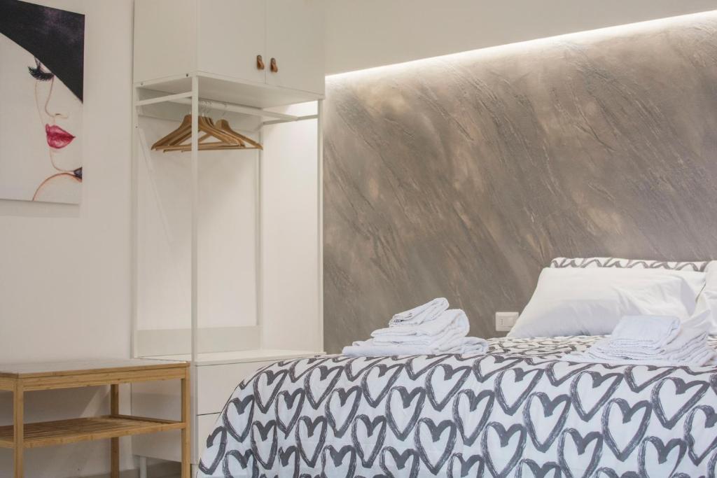 Łóżko lub łóżka w pokoju w obiekcie Home Catania Dante Accommodations