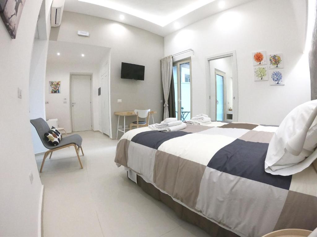 Łóżko lub łóżka w pokoju w obiekcie Home Catania Dante Accommodations