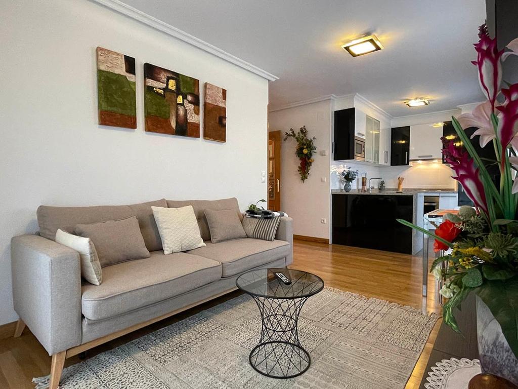 a living room with a couch and a table at Apartamento Baztán in Elizondo