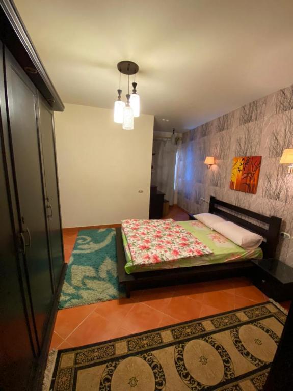 Postel nebo postele na pokoji v ubytování Porto Sokna Pyramids booking sea view apartment family only