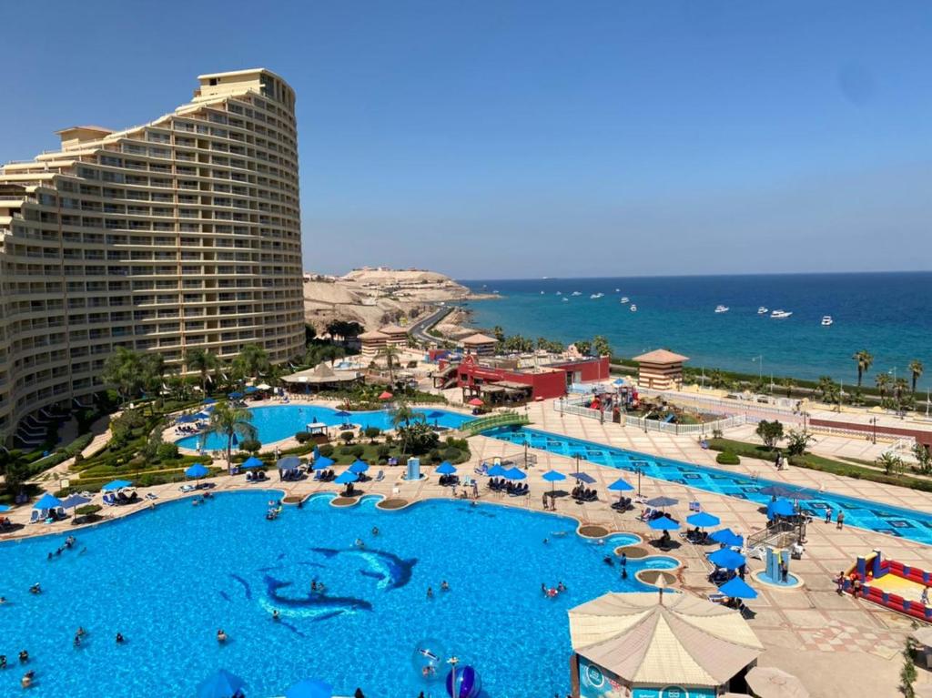 Bazén v ubytování Porto Sokna Pyramids booking sea view apartment family only nebo v jeho okolí