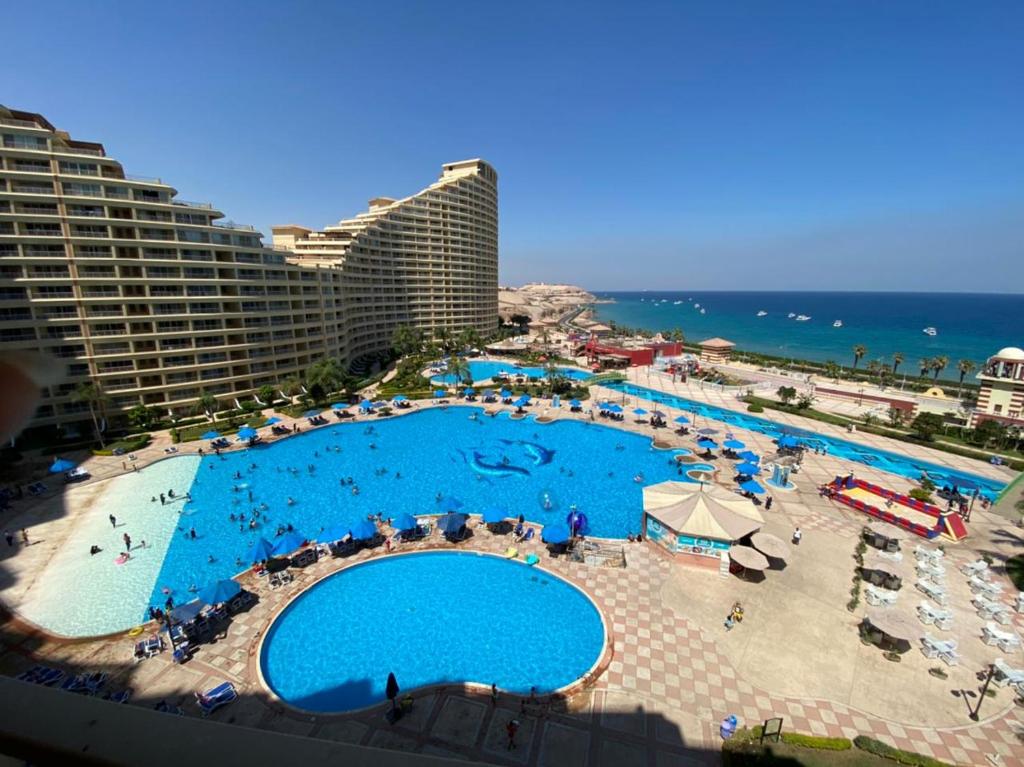 Bazén v ubytování Porto Sokna Pyramids booking sea view apartment family only nebo v jeho okolí