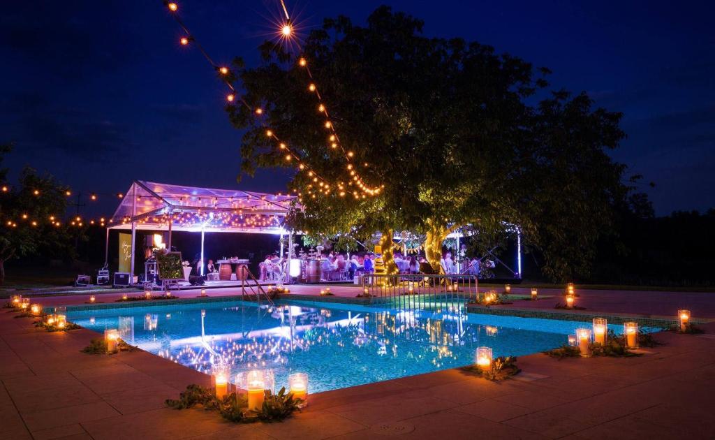 Basen w obiekcie Villa Poropati, Grožnjan, Istria - Luxury Countryside Estate for up to 19 persons - Large pool of 80m2 with kids section lub w pobliżu