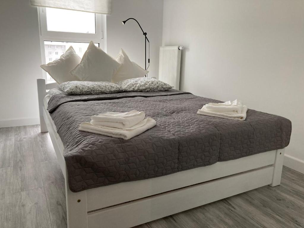 een slaapkamer met een bed met twee handdoeken erop bij Apartment Rzeszów Karolina in Rzeszów