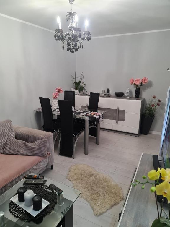 ein Wohnzimmer mit einem Tisch und einem Esszimmer in der Unterkunft Apartament przy Kopalni Złota in Złoty Stok
