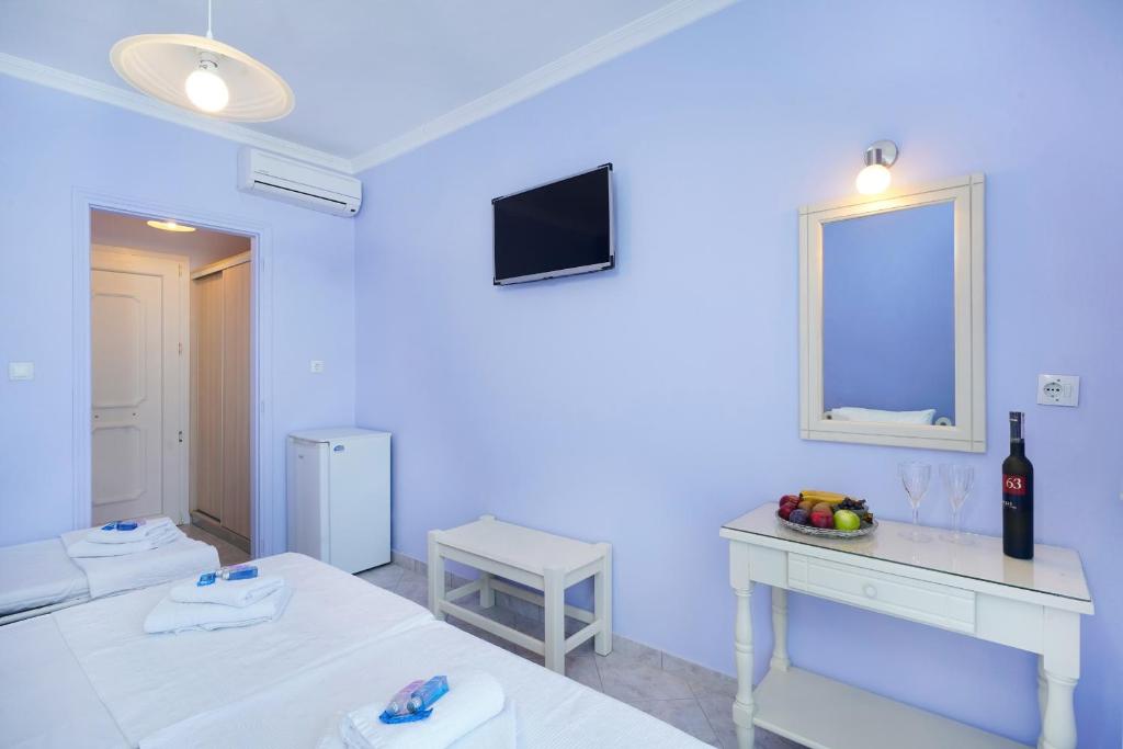 TV a/nebo společenská místnost v ubytování Eleani Hotel