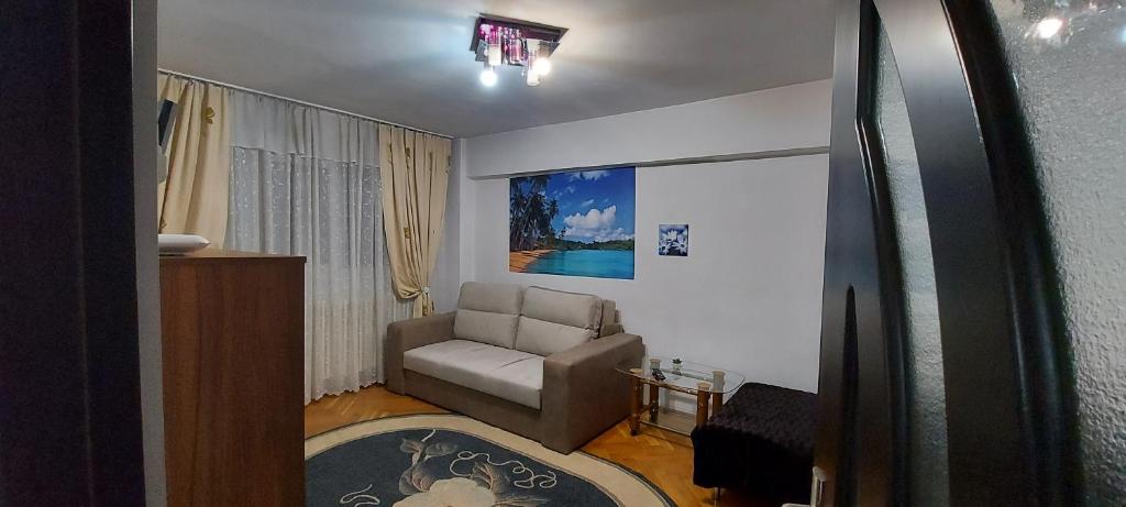 un soggiorno con divano e tavolo di Bucovina Confort Apartament a Suceava