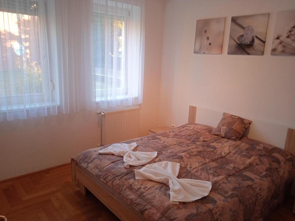 Łóżko lub łóżka w pokoju w obiekcie Family apartment-családias hangulat