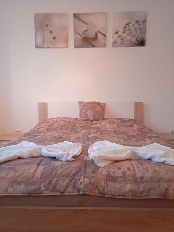 Łóżko lub łóżka w pokoju w obiekcie Family apartment-családias hangulat