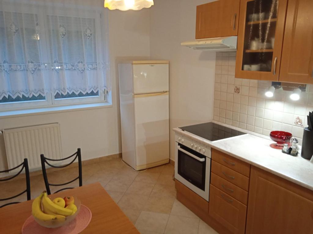 Kuchnia lub aneks kuchenny w obiekcie Family apartment-családias hangulat