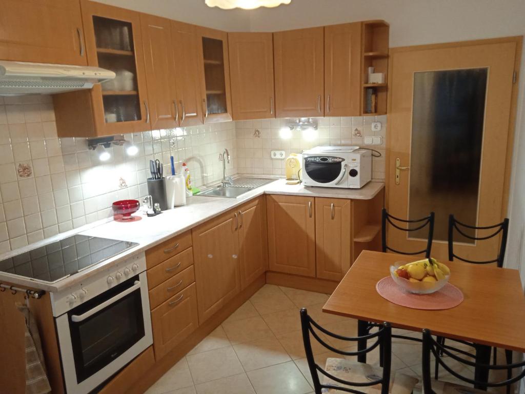 Kuchnia lub aneks kuchenny w obiekcie Family apartment-családias hangulat