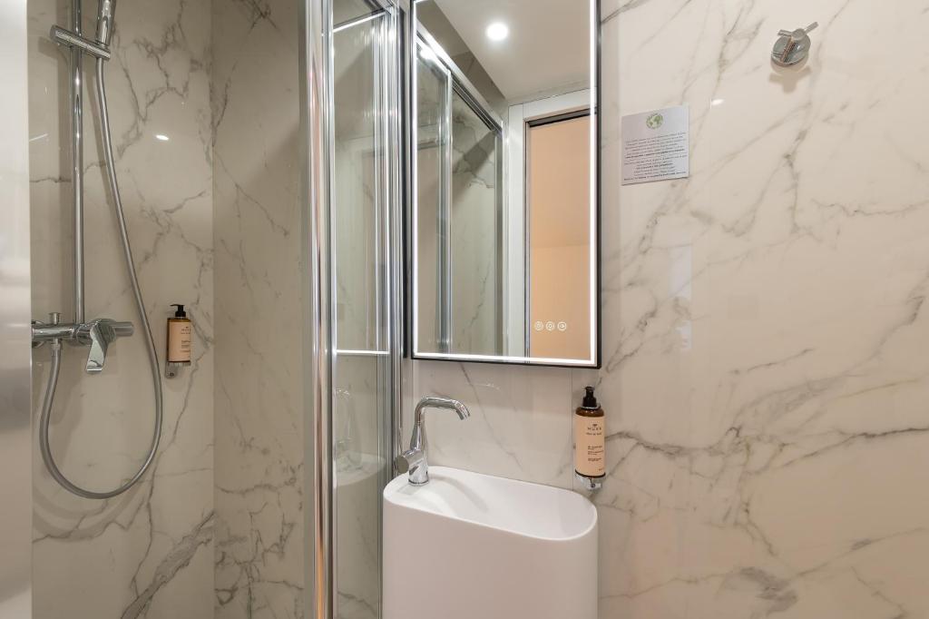 HOTEL AU COEUR DE REPUBLIQUE - Resim 41