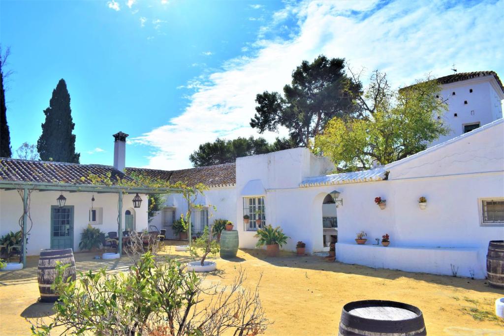 una vista exterior de un edificio blanco en Cortijo Correa, en Marbella