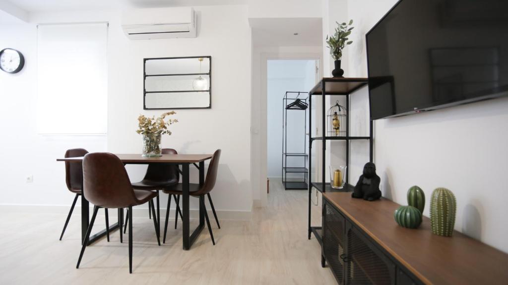 Televízia a/alebo spoločenská miestnosť v ubytovaní Cute Central Apartment