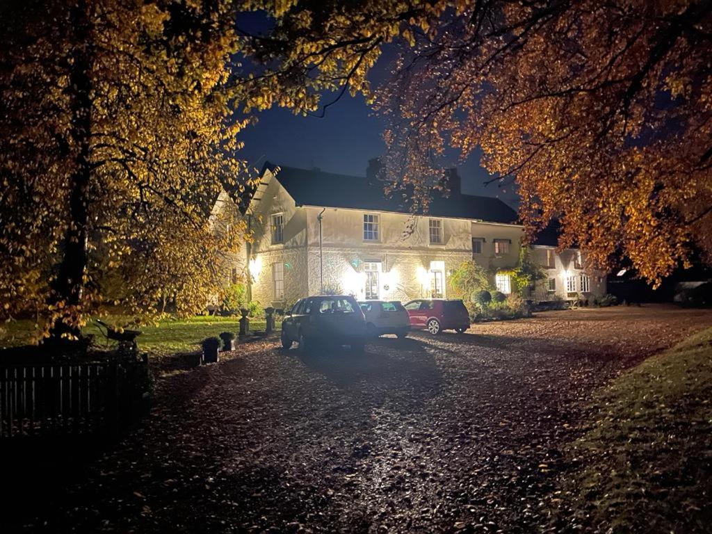 un coche aparcado delante de una casa por la noche en Old Rectory - Scoulton en Great Ellingham