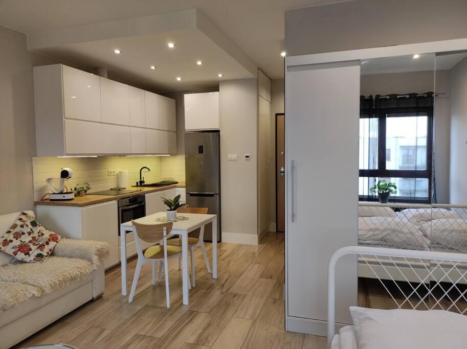 Kuchyňa alebo kuchynka v ubytovaní Sweet Apartment vis-a-vis Medicover and Paley Institute