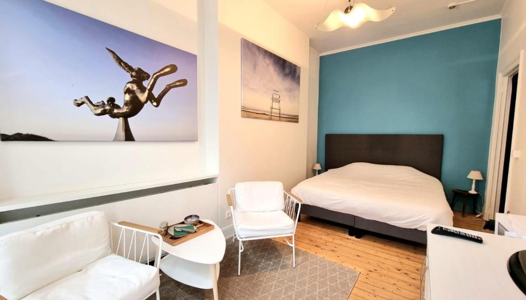 Habitación pequeña con cama y sofá en Studio Heyst en Knokke-Heist