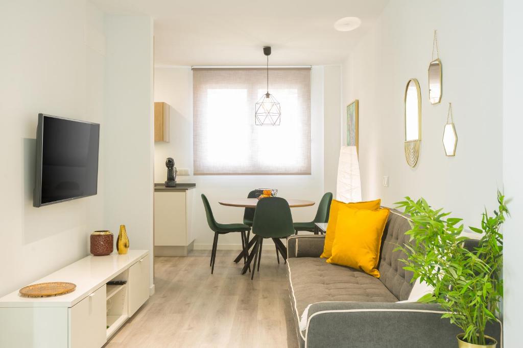 A television and/or entertainment centre at Hercot Canteras Relax