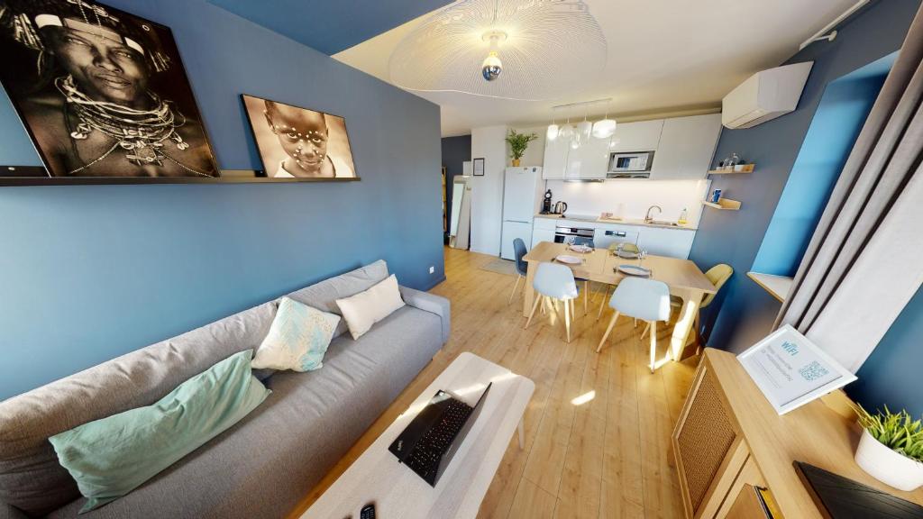 - un salon avec un canapé et une table dans l'établissement Le haut de Vallières appartement 3 pièces NETFLIX, à Metz
