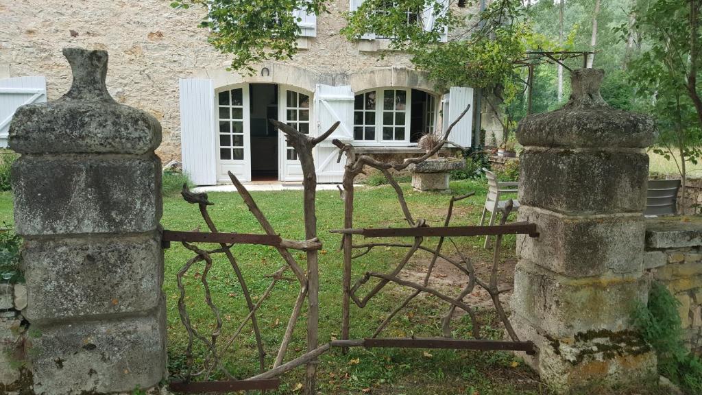 een oude poort voor een huis bij Gîte rural - La Rivière Assoiffée in Florimont-Gaumiers
