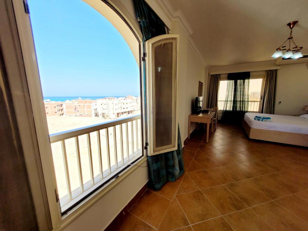 Postel nebo postele na pokoji v ubytování Oasis marsa alam
