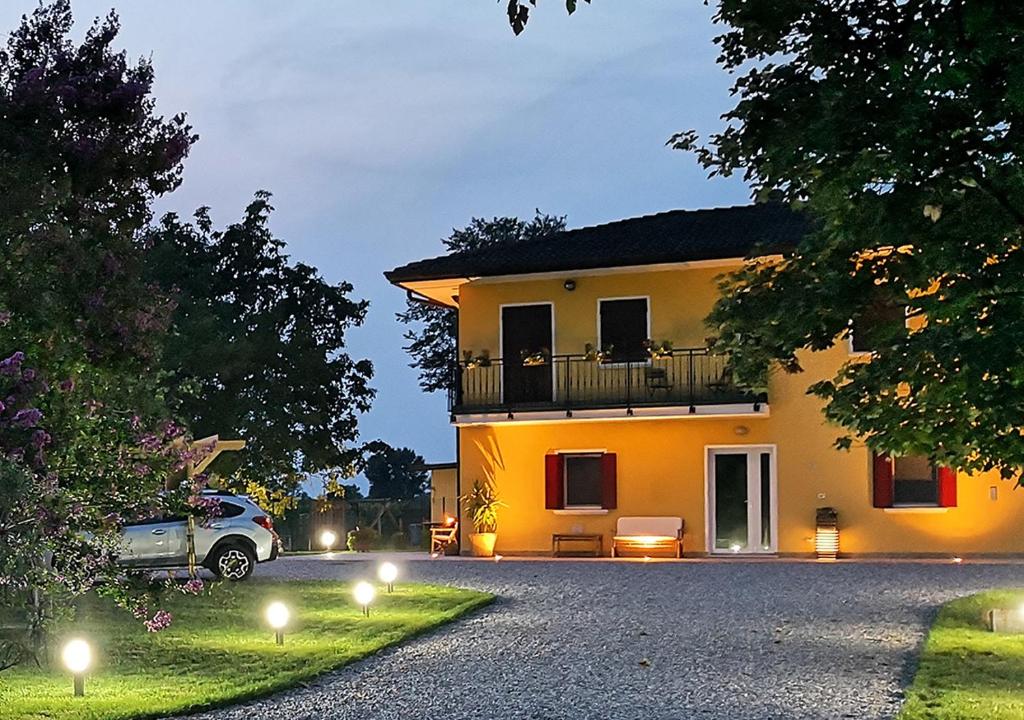 une maison avec une voiture garée devant elle dans l'établissement YARD 151, à Noventa di Piave