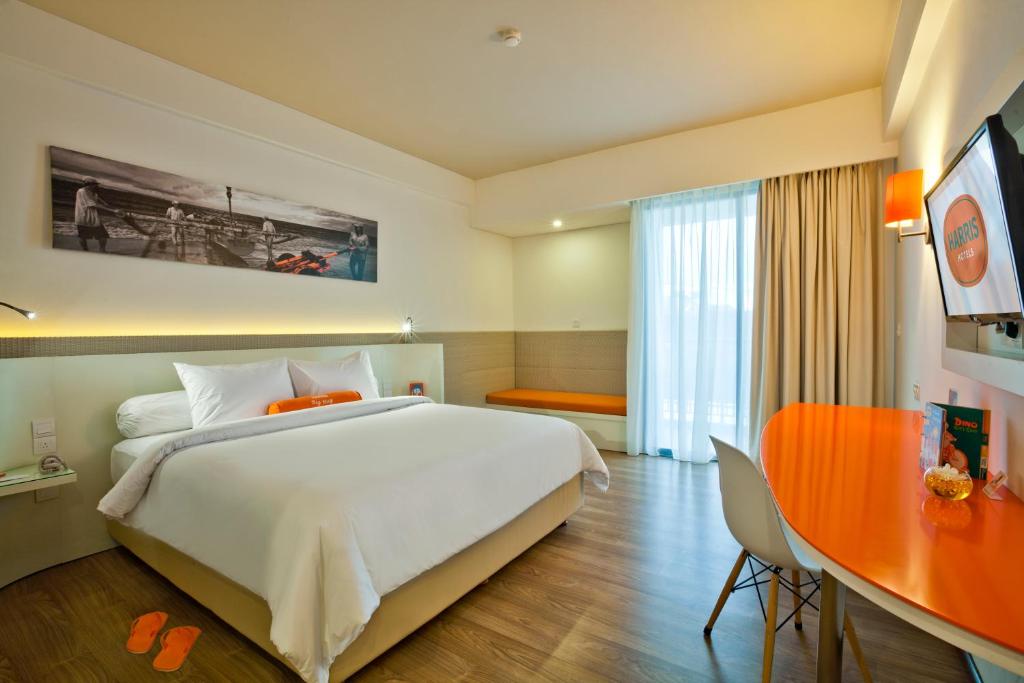 Postel nebo postele na pokoji v ubytování HARRIS Hotel Seminyak
