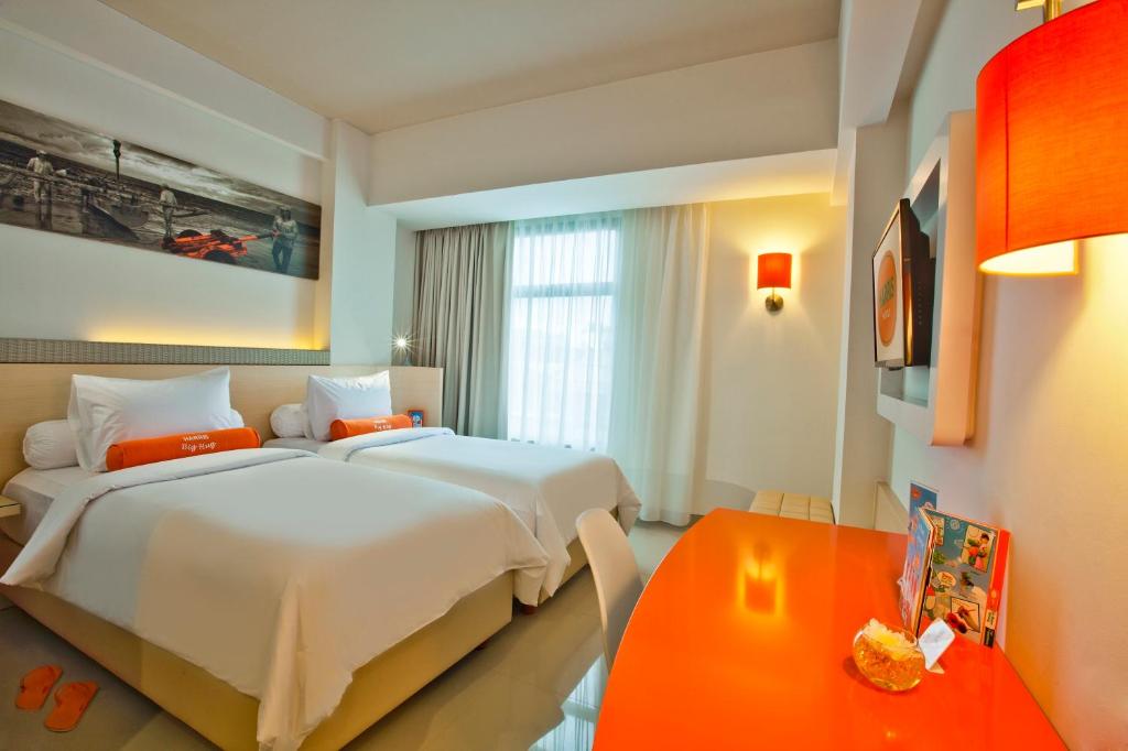 Postel nebo postele na pokoji v ubytování HARRIS Hotel Seminyak