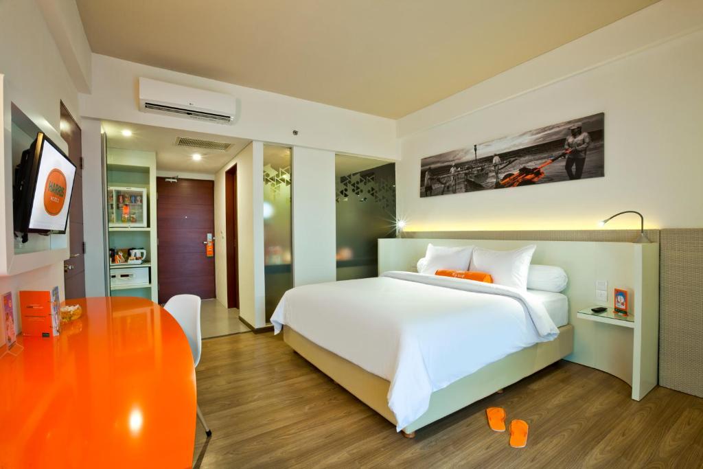 Postel nebo postele na pokoji v ubytování HARRIS Hotel Seminyak
