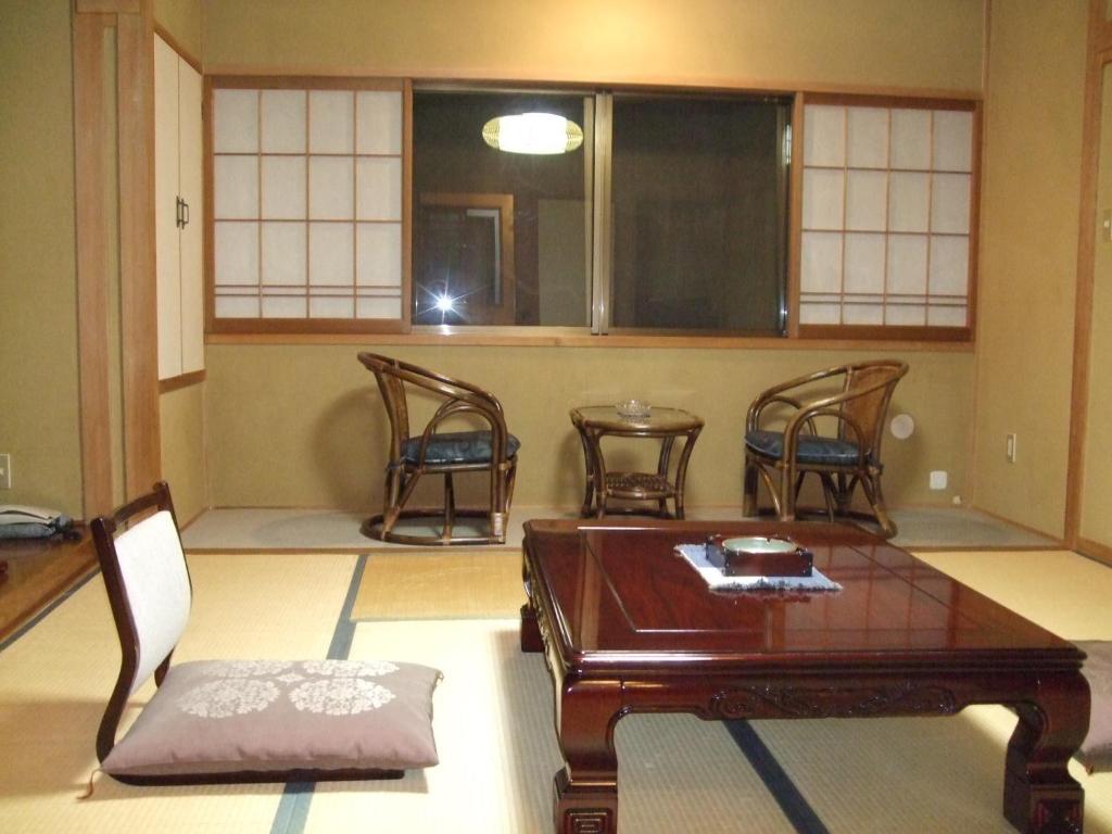 Posezení v ubytování Marunaka Ryokan