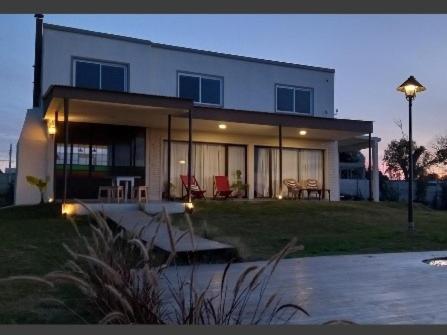 una casa iluminada delante de ella en Rinconada, casa de huéspedes, en San Pedro