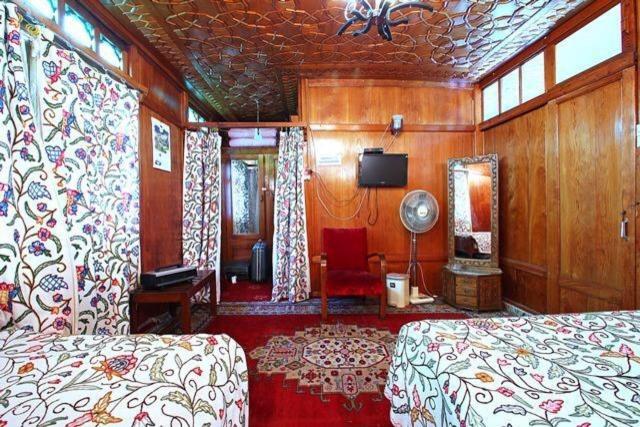 TV a/nebo společenská místnost v ubytování Houseboat Lily of Nageen