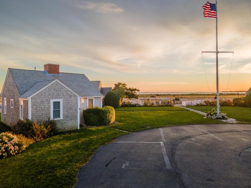 6 Dreamy Pet Friendly Hotels Near Cape Cod 13 Sandbars Inn image