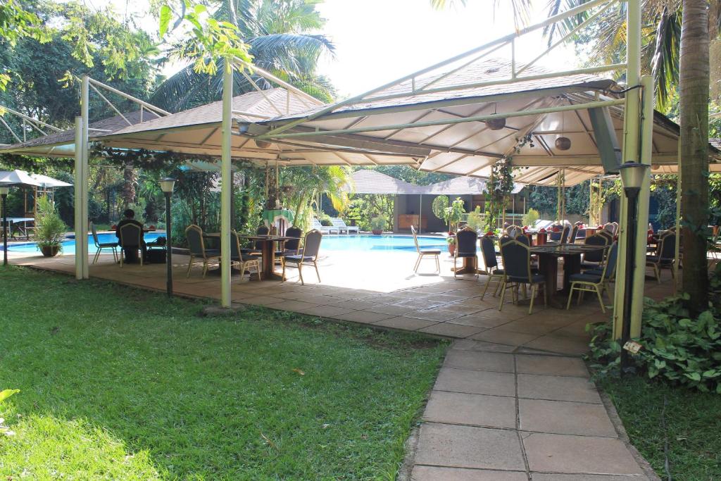 Bazén v ubytování La Mada Hotel nebo v jeho okolí