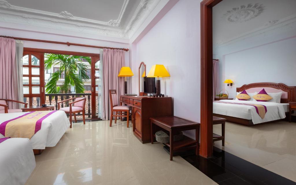 Postel nebo postele na pokoji v ubytování Regency Angkor Hotel