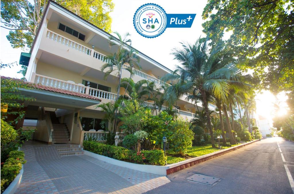 - une vue sur le côté du bâtiment dans l'établissement Twin Palms Resort Pattaya, SHA Extra Plus Certified, à Pattaya