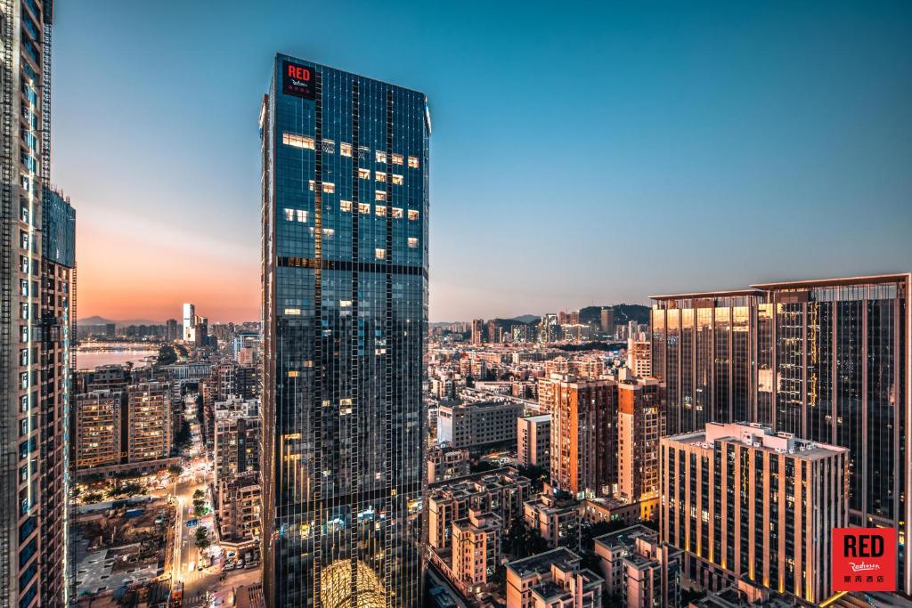 eine Luftansicht einer Stadt bei Sonnenuntergang in der Unterkunft Radisson RED Hotel Zhuhai Gongbei Port in Zhuhai