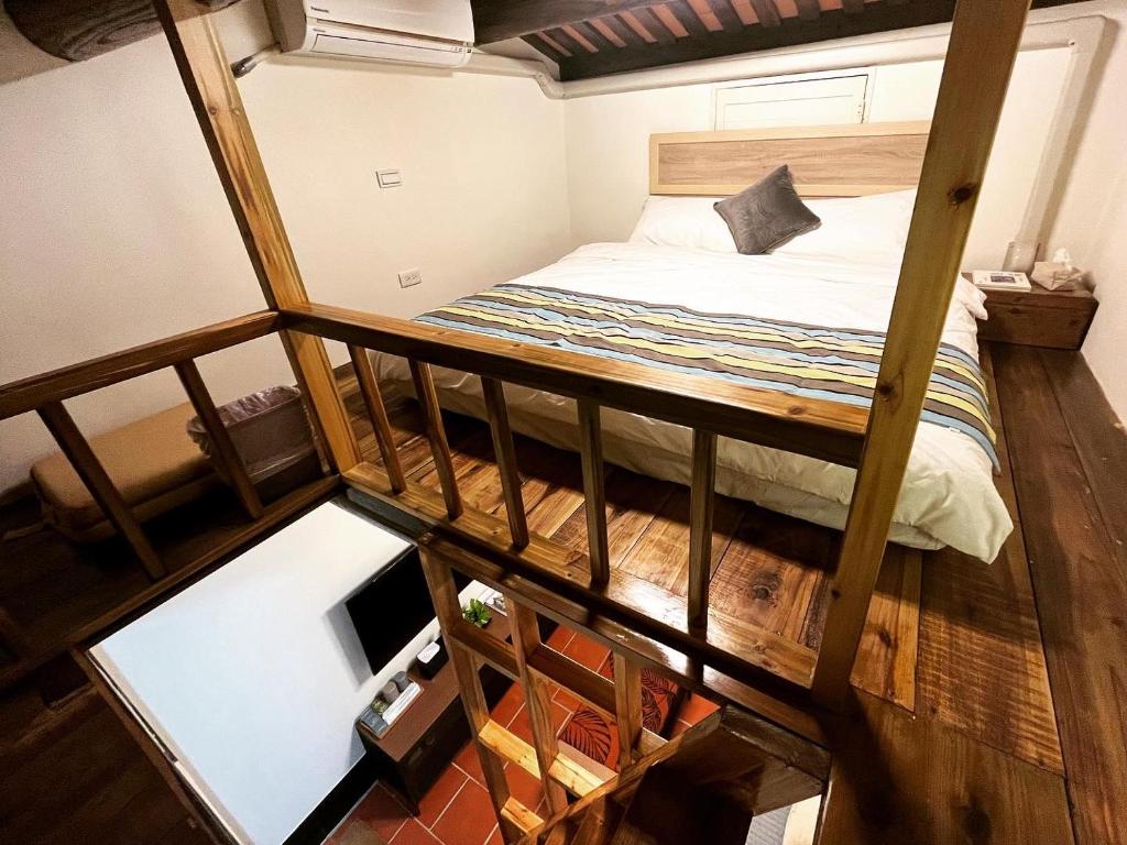 an overhead view of a bedroom with a bunk bed at 拾穗 Ten again in Jinsha