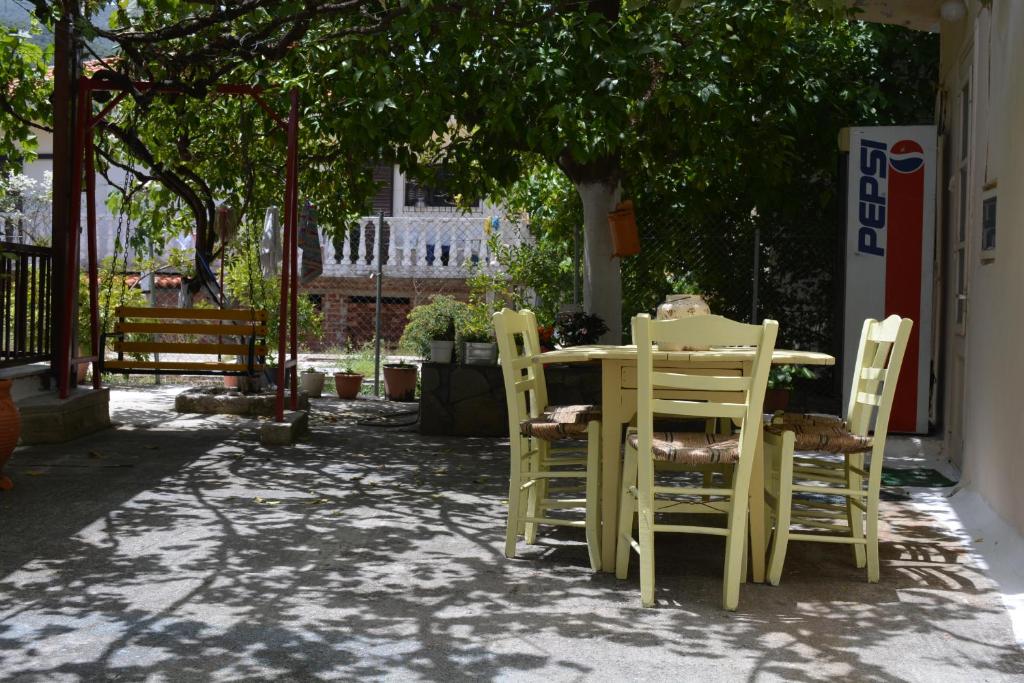 カメナブルナにあるDimitra Hotelの外に座るテーブルと椅子