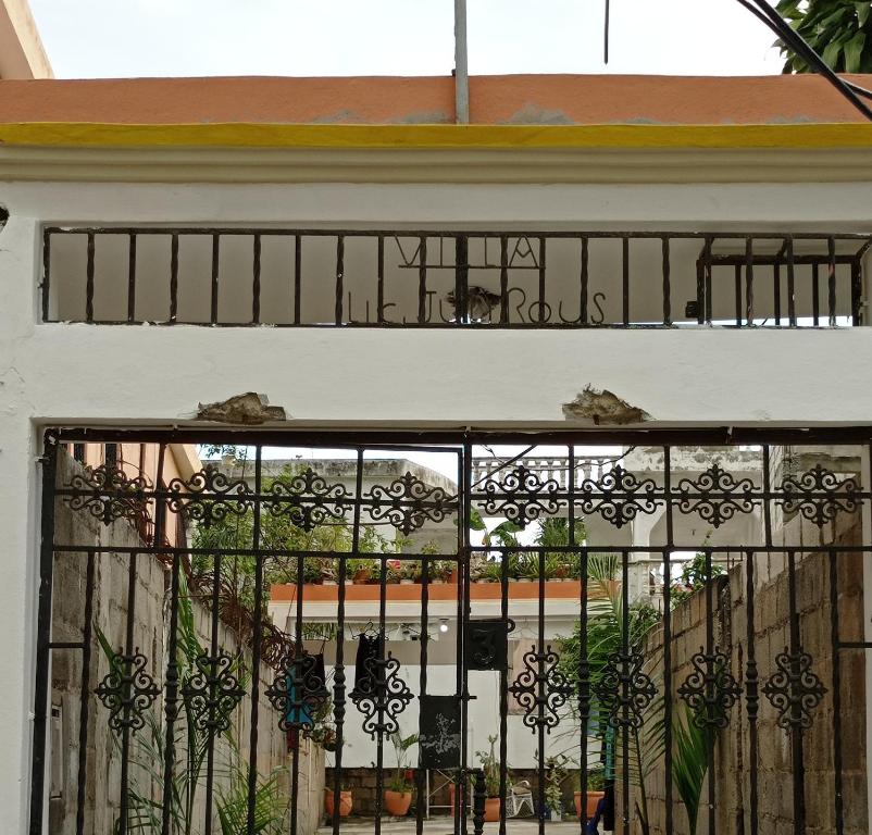 un portail en fer à l'avant d'un bâtiment dans l'établissement Villa Julirous Rd spa and ApartHotel Camp for vacationers 2 bedrooms, à Boca Chica