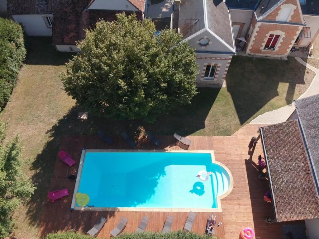 una vista aérea de una piscina en un patio en Au Cocon de Sologne, en Soings-en-Sologne