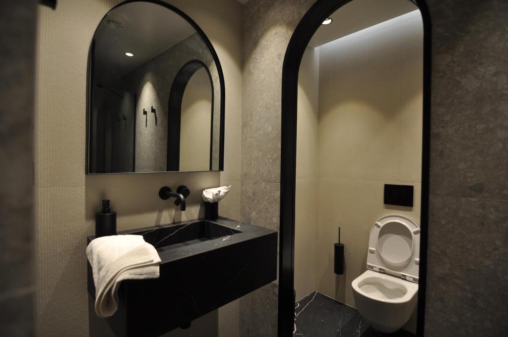 Uma casa de banho em Athinaion Recreation Suites