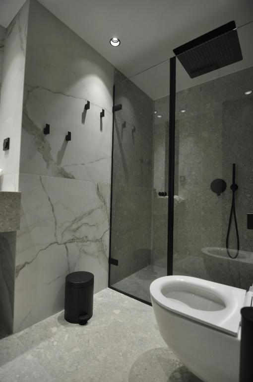 Uma casa de banho em Athinaion Recreation Suites