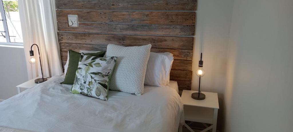 東倫敦的住宿－StayMore，一张带两个枕头的白色床和木制床头板