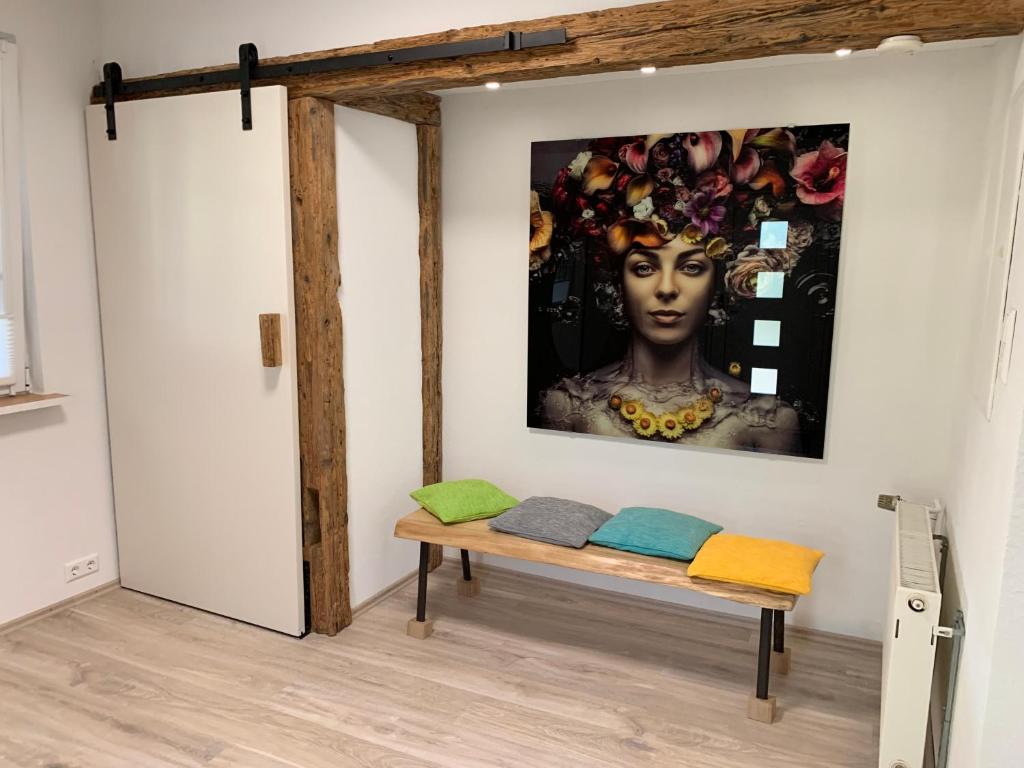 una stanza con una panchina e un dipinto sul muro di Appartement Martha a Laufenburg