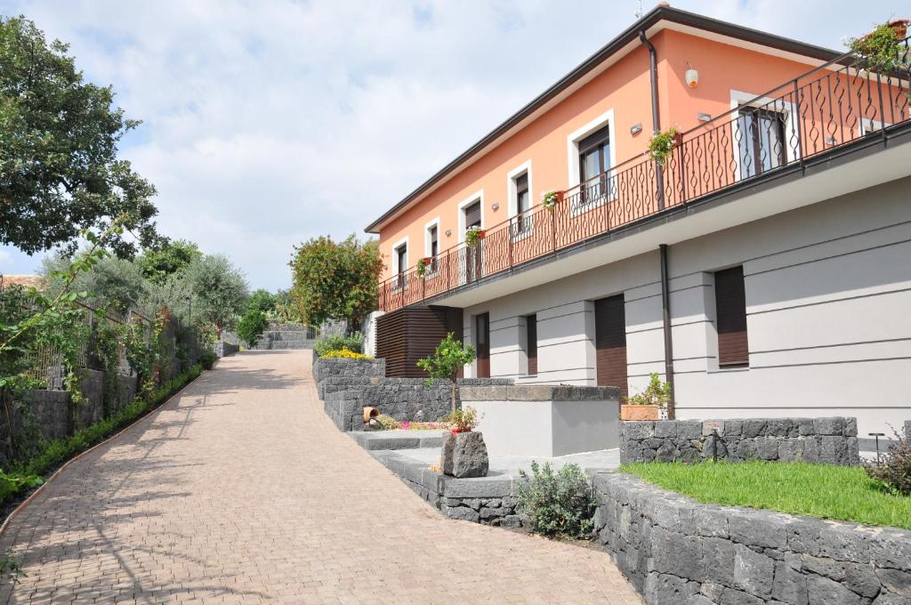 droga prowadząca do domu w obiekcie La Casa dell'Alloro w mieście Zafferana Etnea