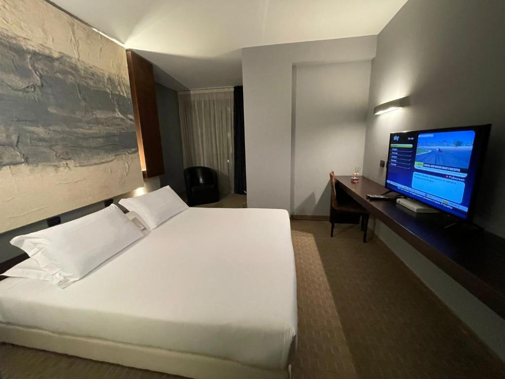 A television and/or entertainment centre at Bes Hotel Cremona Soncino