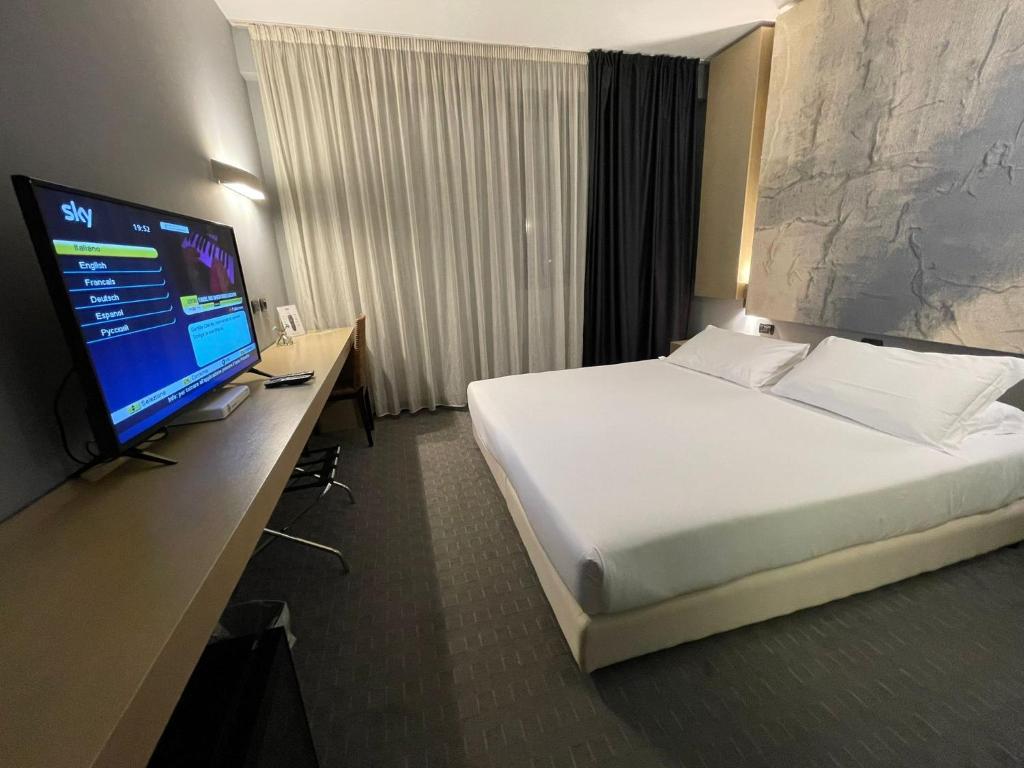 A bed or beds in a room at Bes Hotel Cremona Soncino