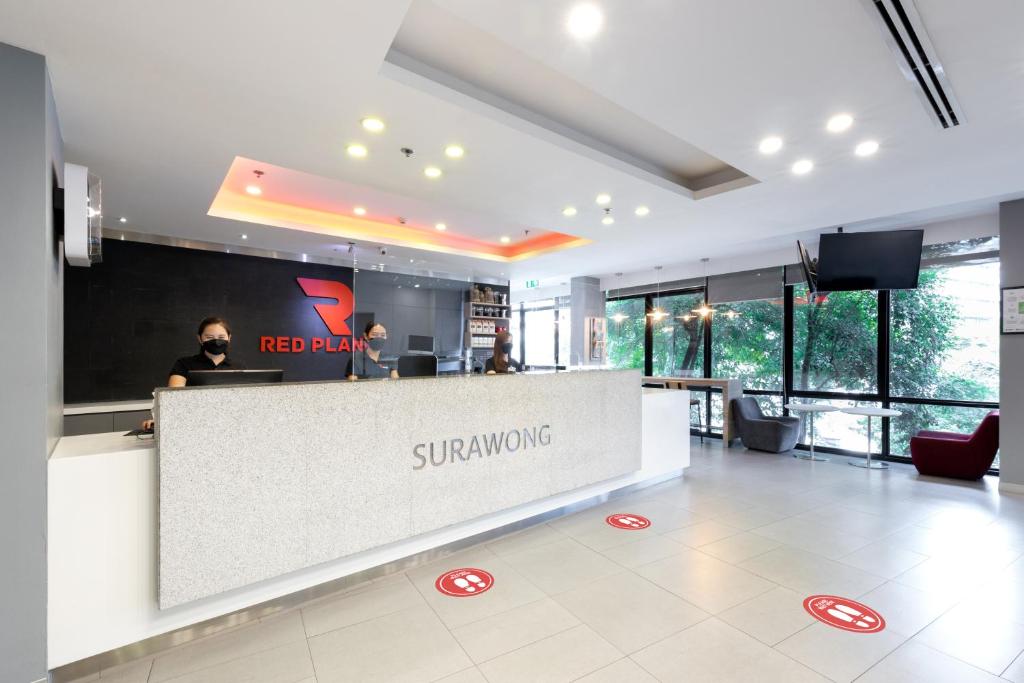 The lobby or reception area at Red Planet Bangkok Surawong